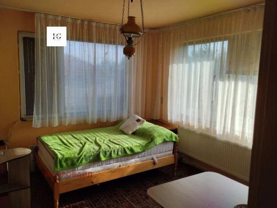 Просторен Жилищен Етаж От Къща С Двор И Гараж Топ Локация До