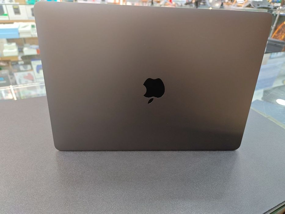 MacBook Air Retina
​ Дисплей: 13.3" Retina