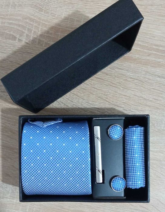 Set cadou pentru barbati (cravata + ac + butoni + batista)