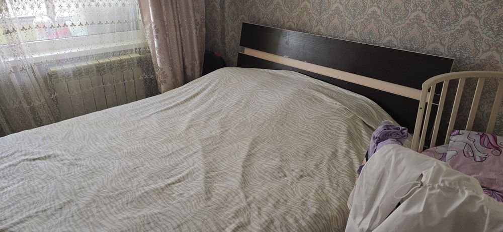 двуспальная кровать с матрасом