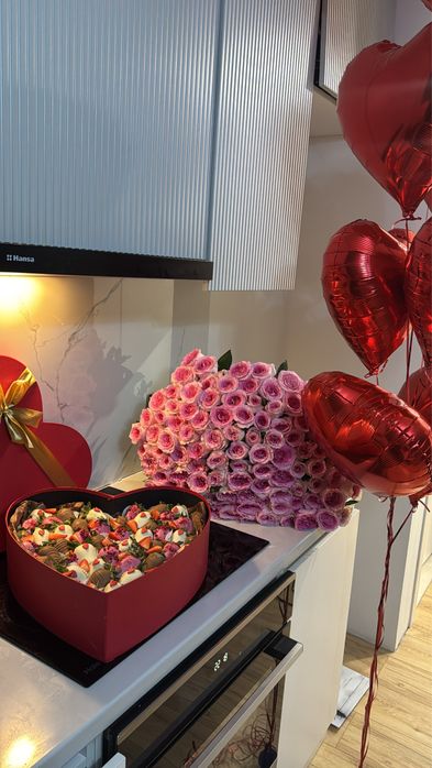 Отдам 101 розу + шарики
