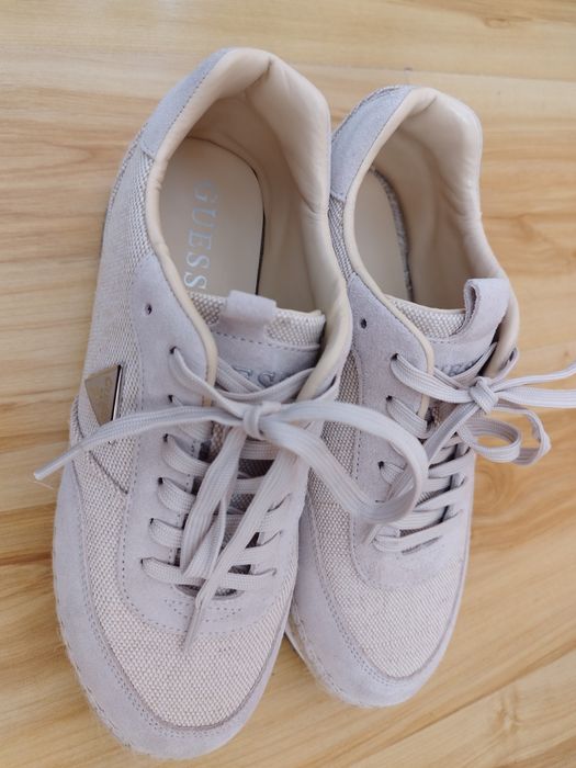 Нови обувки Guess
