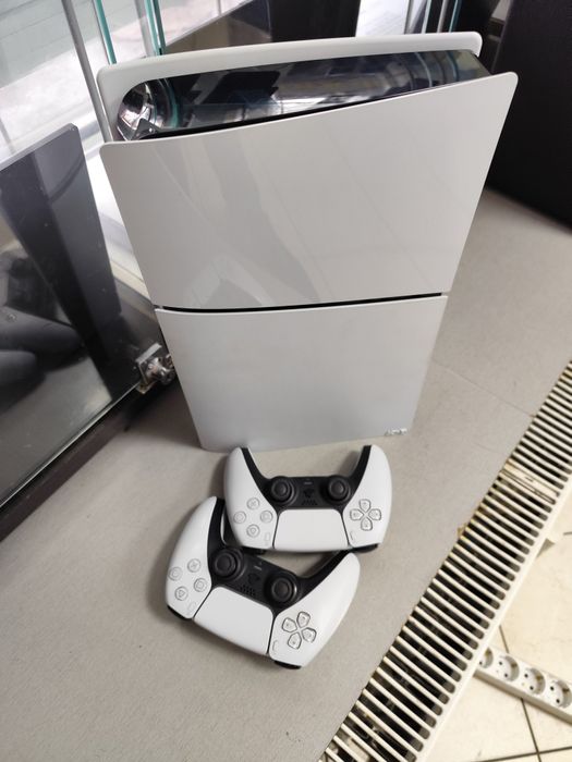 PS 5 Slim  /Digital / 2 manete