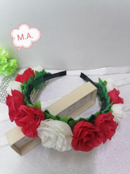 Красиви аксесоари за коса с бяла и червена рози!