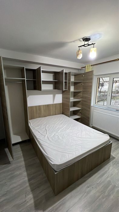 Mobila dormitor format din pat matrimonial si dulapuri de haine