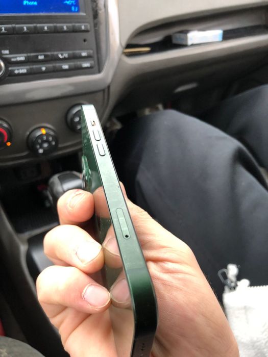 IPhone 13 зеленый