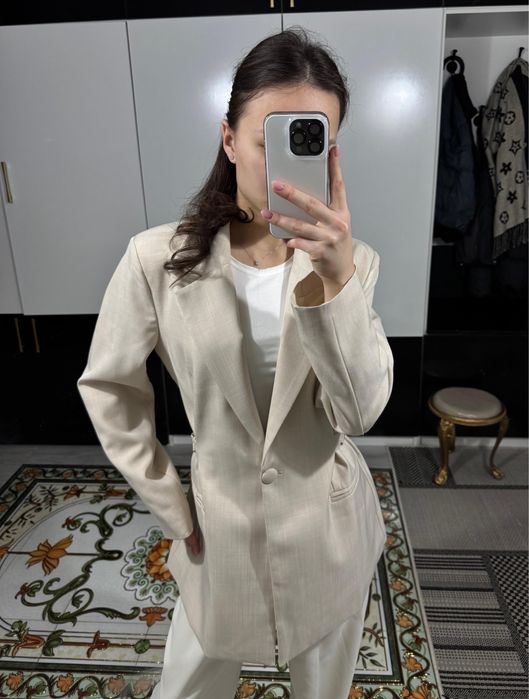 Элегантный бежевый пиджак