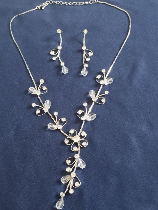 Продам комплект серги и ожерелье