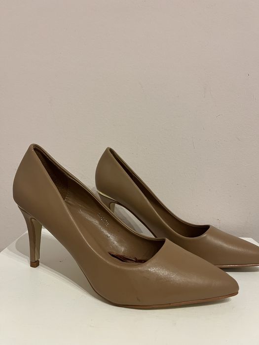 Елегантни бежови токчета