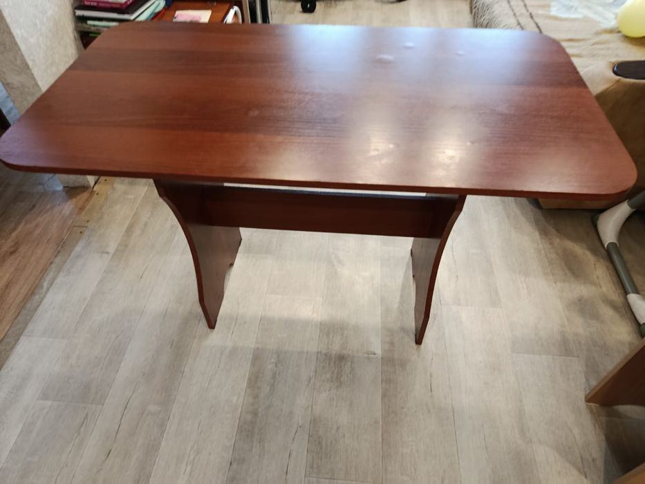 Продам стол кухонный.