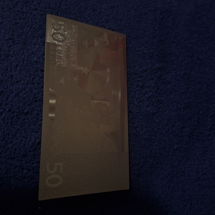 Позлатени евро банкноти