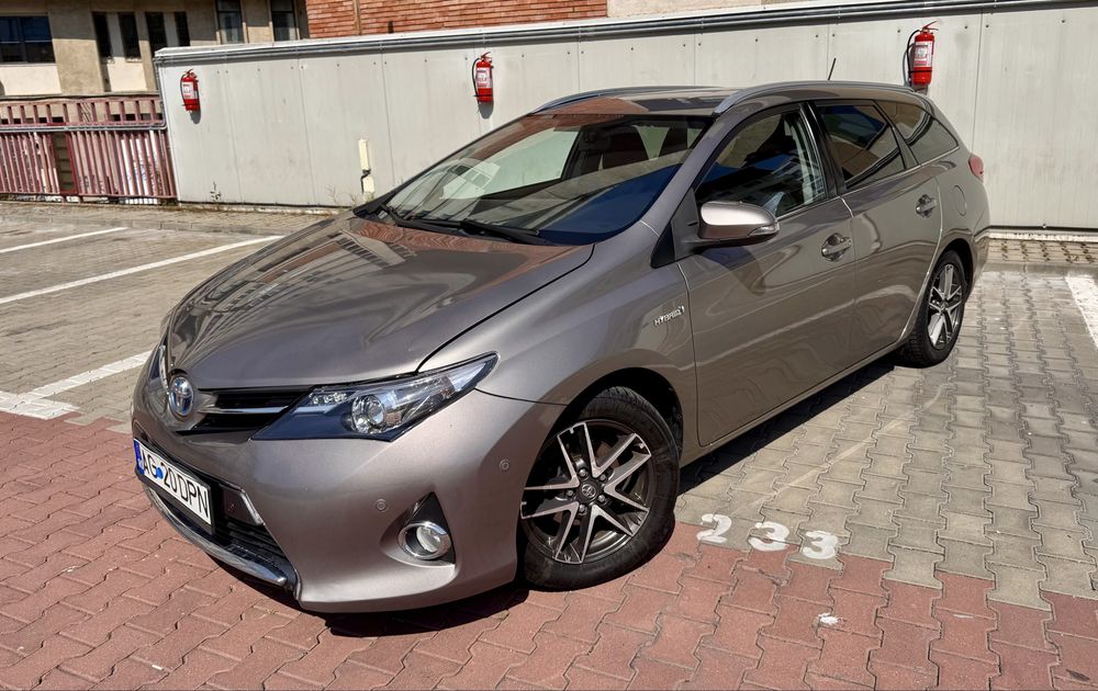 Vand Toyota Auris Hybrid Istoric complet