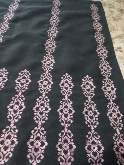 Cămăși bărbătești și de damă. Catrinte și fote.Sunt brodate.