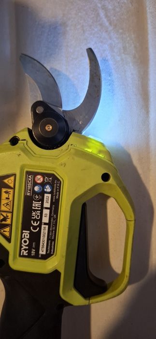 Foarfeca electrica ryobi.