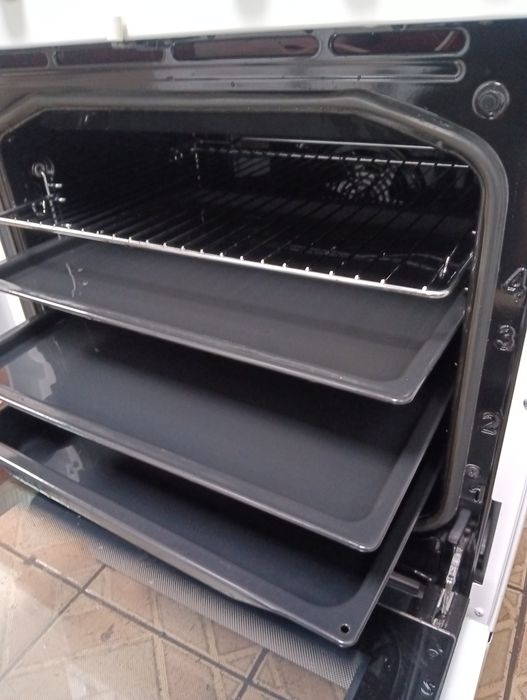 Свободно стояща печка с керамичен плот Gorenje с две години Гаранция!