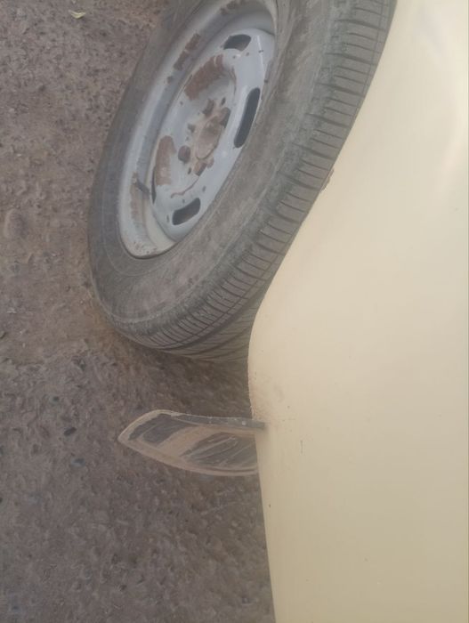 Moshina yaxshi xolatda 4 ta balon yangi. Karobka mostda ovoz yoq yuris