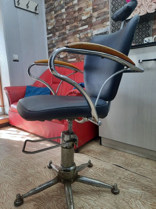 Кресло для парикмахера. Продаётся.Для салонов красоты, для парикмахерс