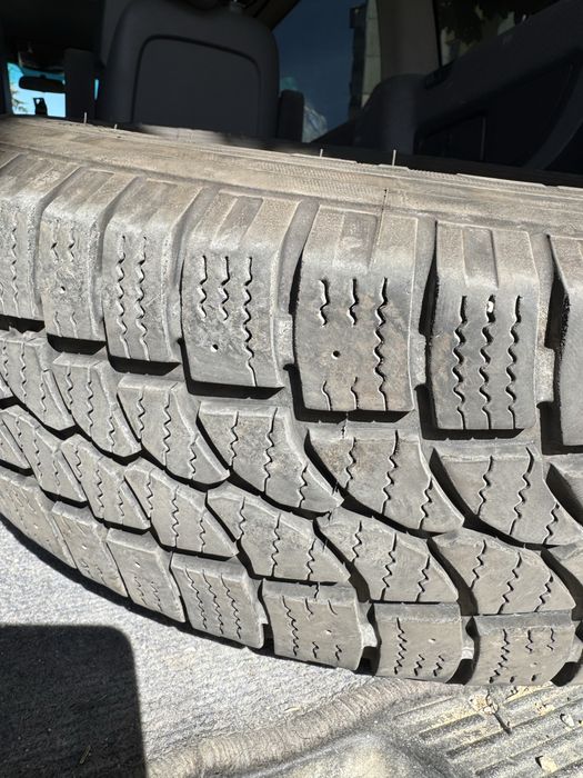 Продавам 2бр зимни гуми за бус