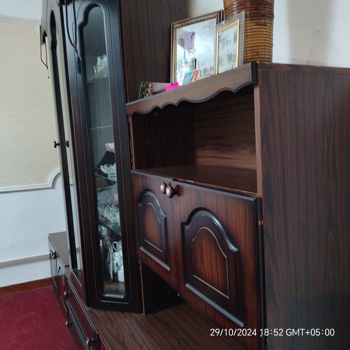 Горка (сервант) для зала