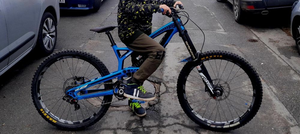 Downhill 2015 YT TUES CF PRO 27.5