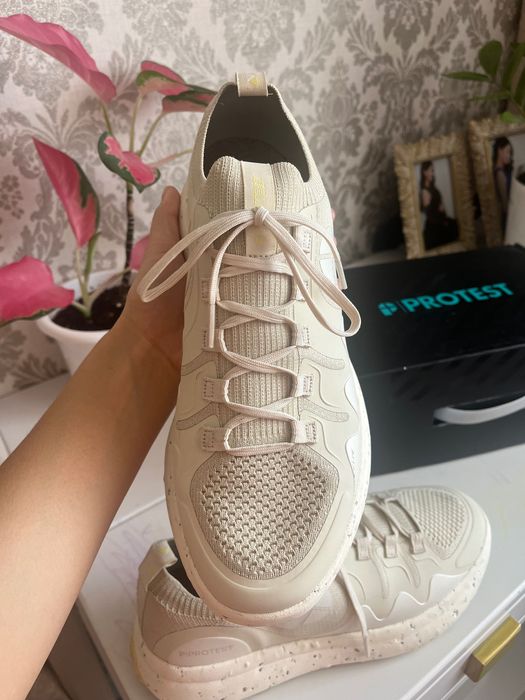 Продам кроссовки размер 41