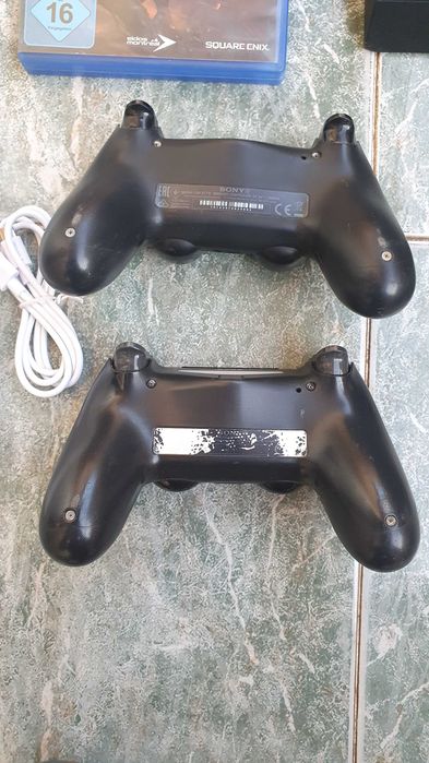 PS4 + 2 джойстика + 2 игри + кабели