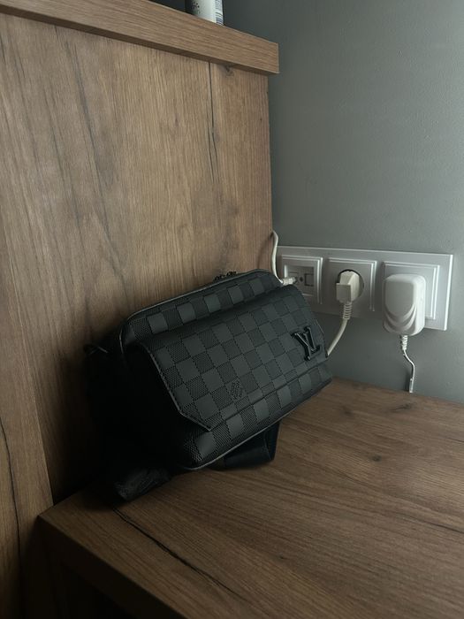 Продвам чанта на louis vuitton чисто нова не е носена