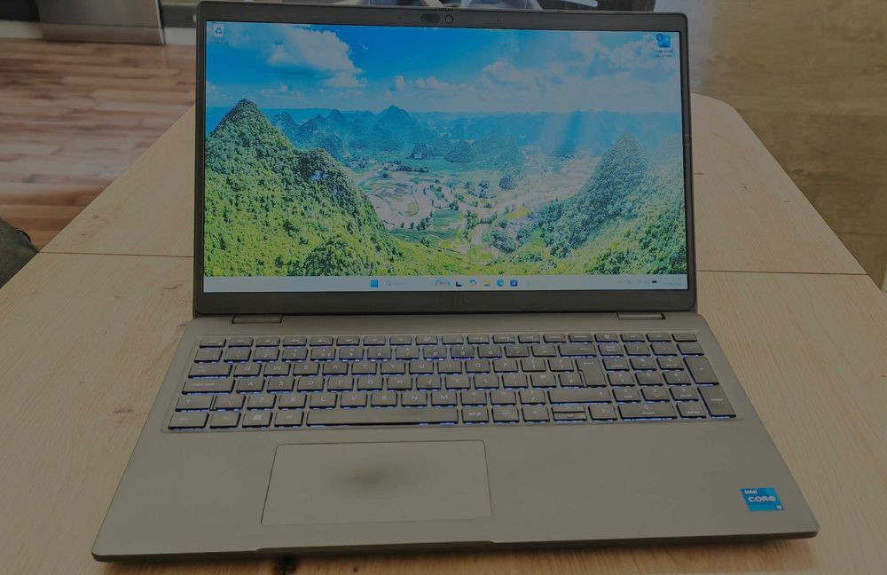 Мощен лаптоп Dell Latitude 3540 с 10-ядрен Core i5-1335U и 15.6'' FHD 8GB DDR4/256 GB SSD 54Wh Windows 11, без Web камера
