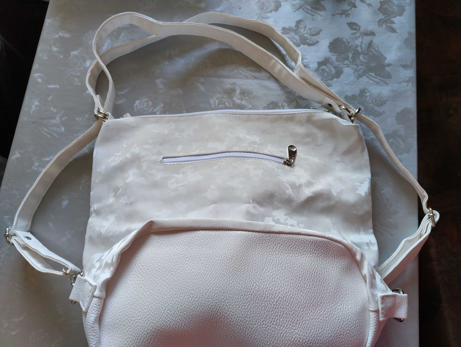 Бяла чанта за през рамо или раница