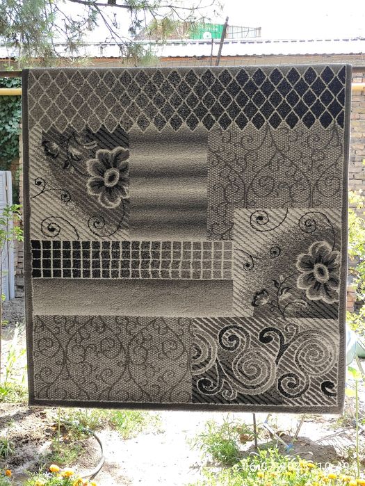 Ковёр серого цвета.