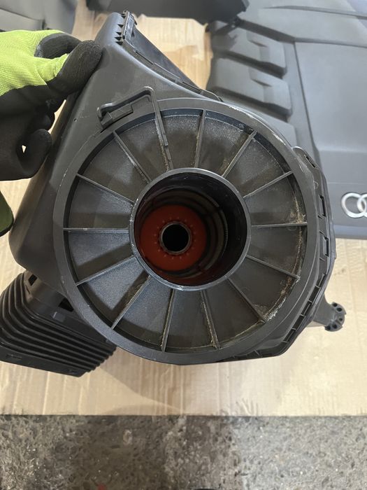 Carcasa filtru aer / Capac motor Audi A6 4K A4 8W