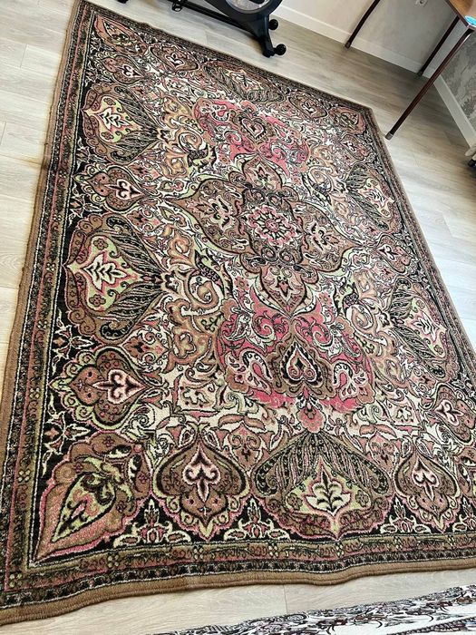 Продаётся ковер.