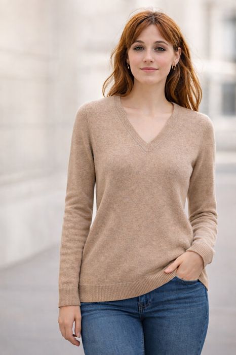 Вълнен пуловер цвят крем