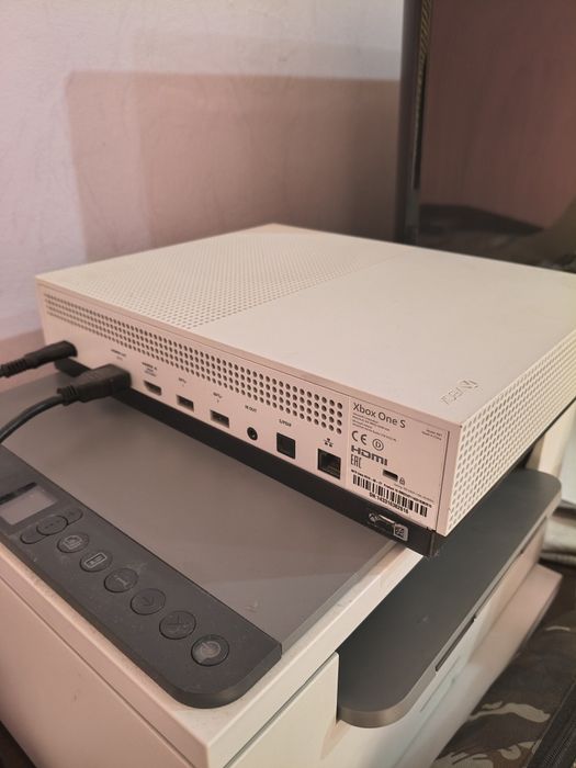 Xbox One S в комплект с игри