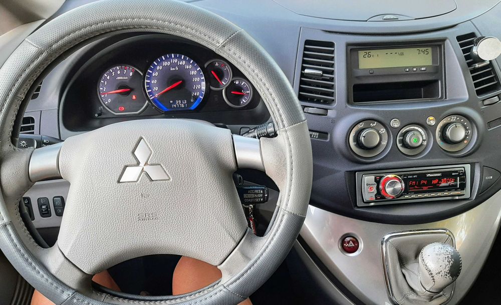 Специализиран автомобил за хора с намалена подвижност| Mitsubishi Grandis 2.4 бензин| ел. въртяща седалка BraunAbility Turny Low |подемник Autochair