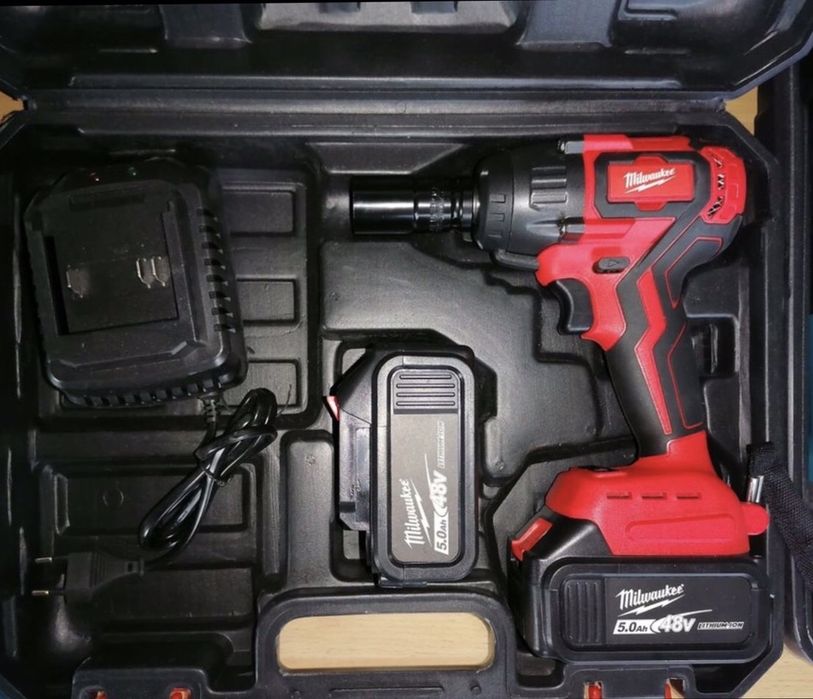 Гайковерт Акумулаторен Milwaukee Нов с 2 батерии зарядно и куфар