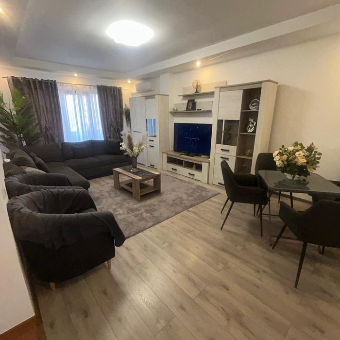 Vând apartament ultra central cu 3 camere  etaj 2