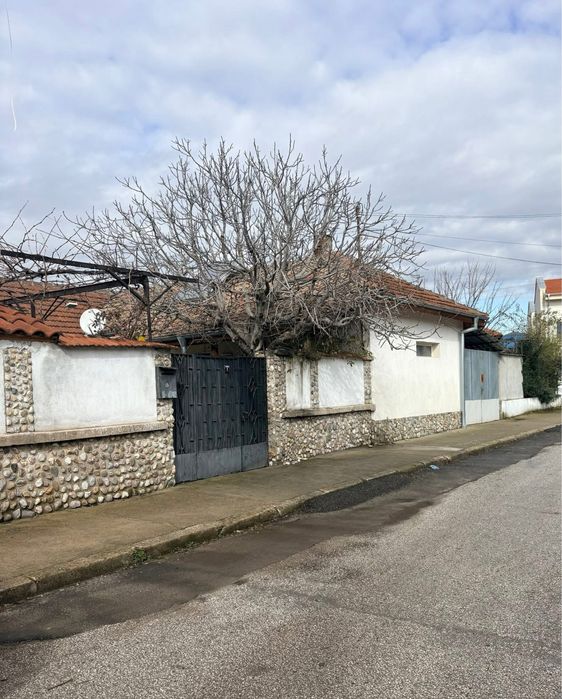 Къща с два двора и гараж готова за живеене