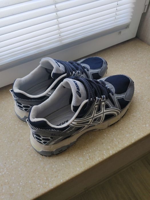 Продам кроссовки Asics