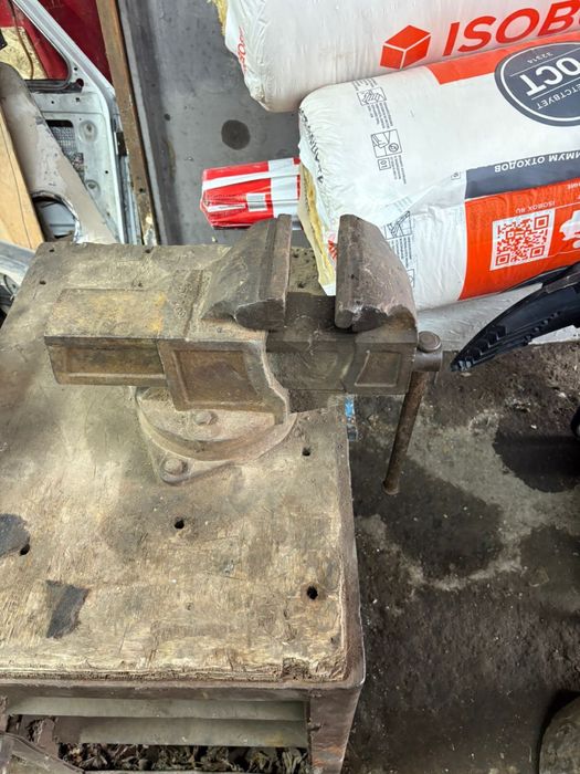 Продам тисы  со столом рабочим