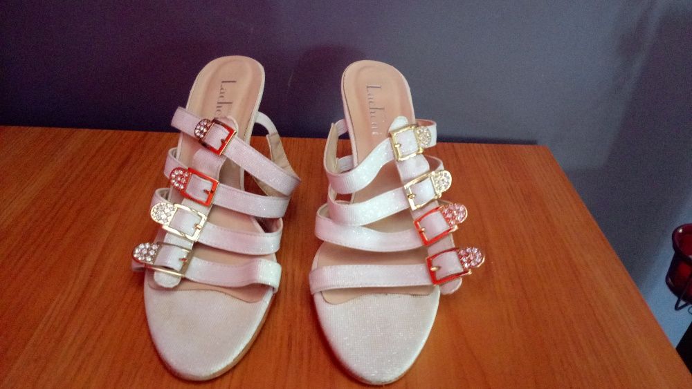 Елегантни дамски сандали