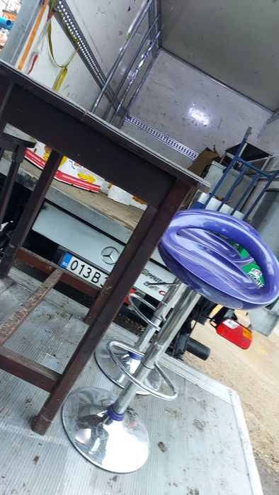 Висока маса дървена и 5 стола за заведение или градина