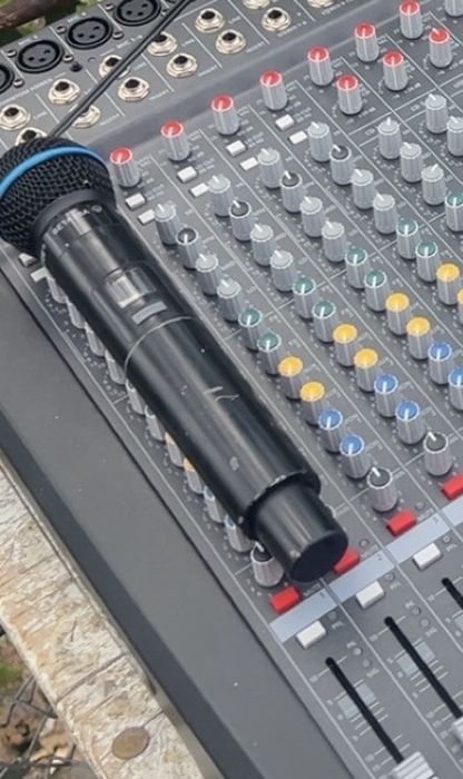 Shure ULXD5 микрофонът се продава със сивата решетка