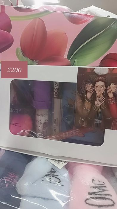 Подарки, боксы на 8 марта