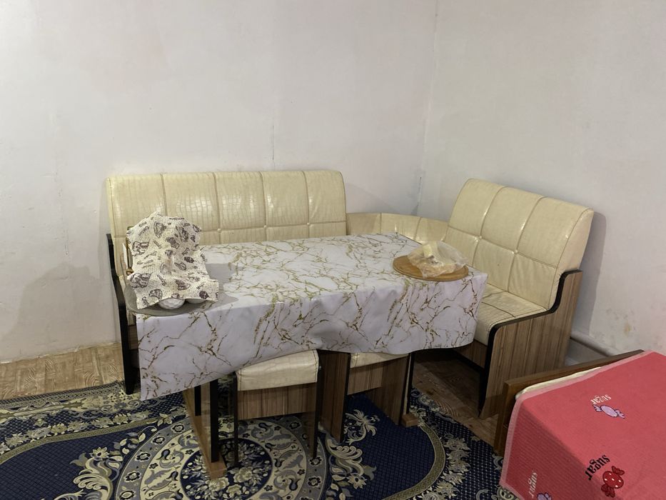 Кухонный уголок + стол + 4 табуретки (комплект)