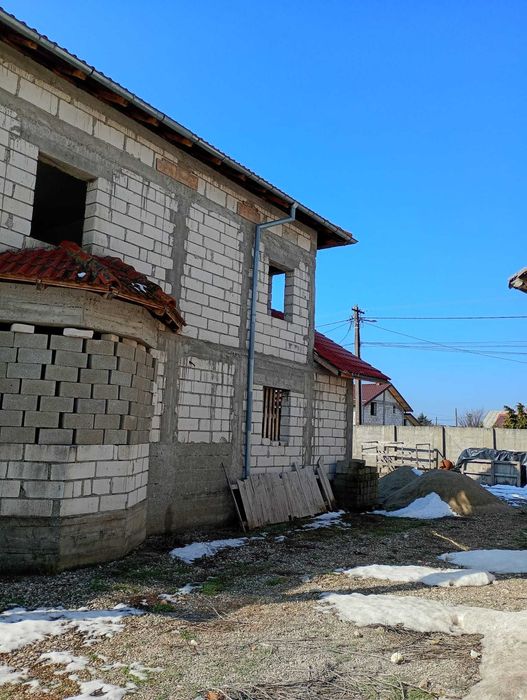 Casa de vanzare cu etaj si mansaeda.