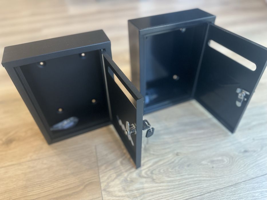 Продавам два броя пощенски кутии