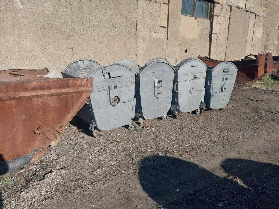 Баки для мусора продаю