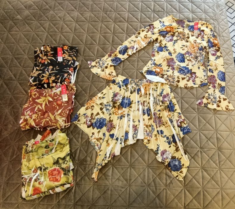 Compleuri fete bluza + fusta NOU