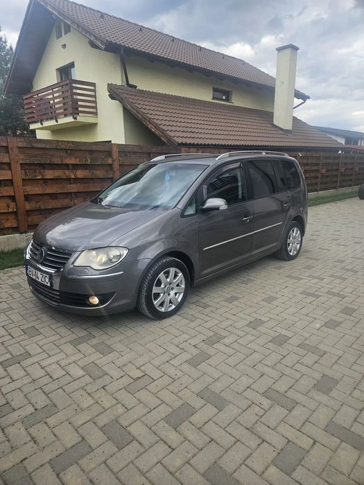 Volkswagen Touran Masina de familie, 7 locuri, model highline, dublu climatronic.